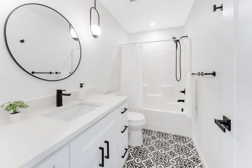 SW Portland Remodeler shows bathroom with quartz countertop